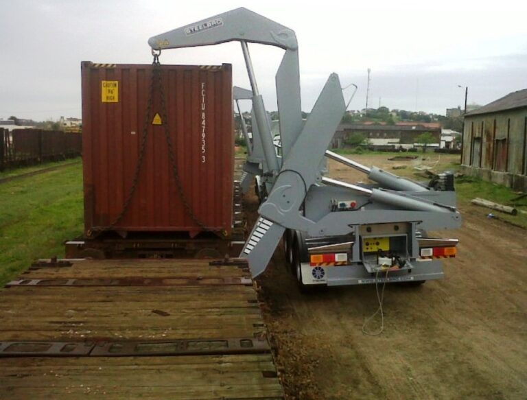 Sidelifter trailer for moving containers from a train