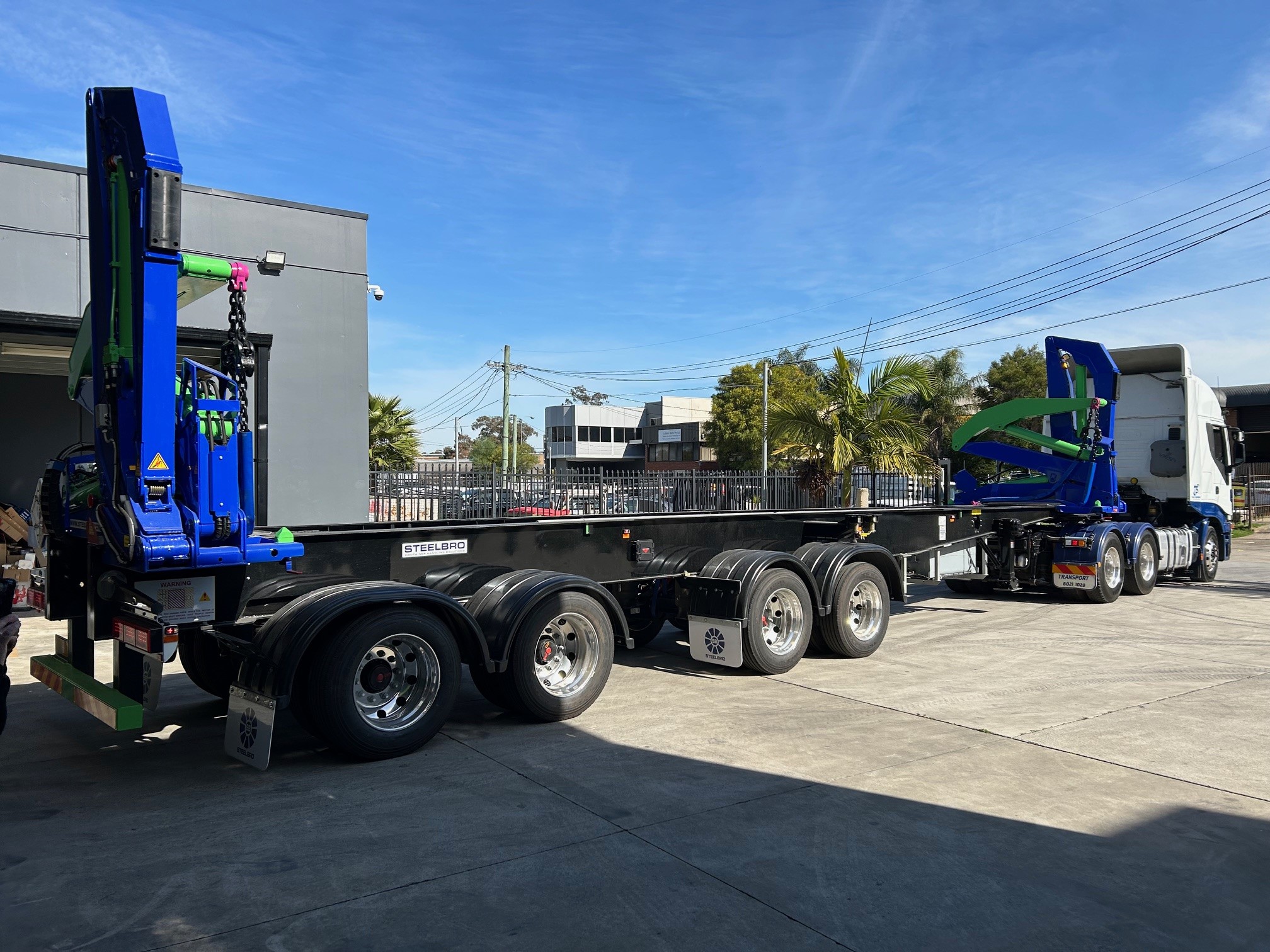 Sidelifter side-loading trailer